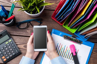 Office masaüstü grafikleri ve grafikler, belgeler ve modern dijital cihazlar ile.