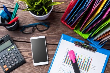 Office masaüstü grafikleri ve grafikler, belgeler ve modern dijital cihazlar ile.