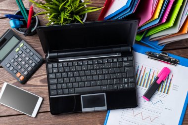 Office masaüstü grafikleri ve grafikler, belgeler ve modern dijital cihazlar ile.