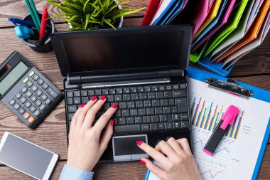 Office masaüstü grafikleri ve grafikler, belgeler ve modern dijital cihazlar ile.