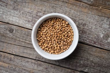 Beyaz kase kuru kişniş