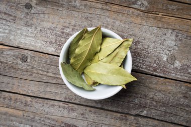 Defne yaprağı beyaz kase