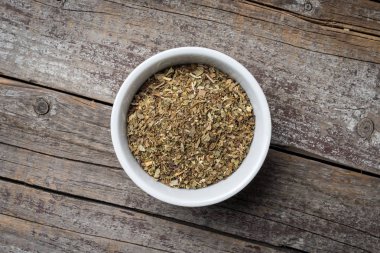 Beyaz kase kuru fesleğen