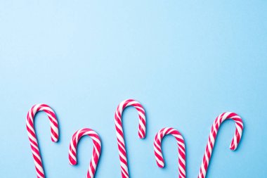 baston şekerler mavi zemin üzerine