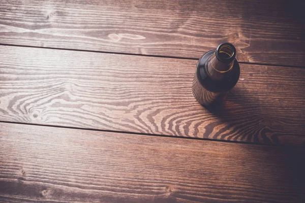 Tiro aéreo de botella de cerveza sobre mesa de madera — Foto de Stock