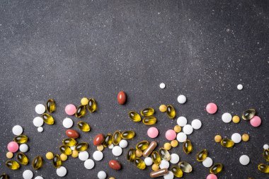 Gri taş zemin üzerine renkli hapları