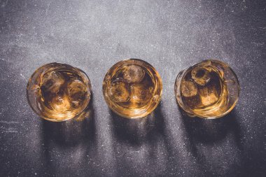 Bardak viski gri taş zemin üzerine.