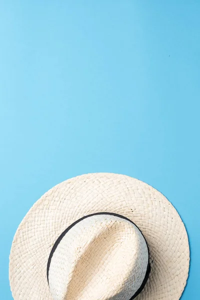 Chapéu de palha no fundo azul — Fotografia de Stock