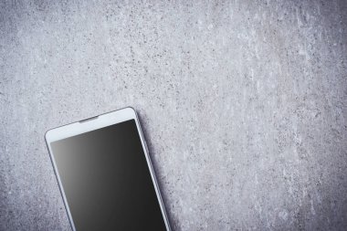 Akıllı telefon gri taş zemin üzerine genel gider atış