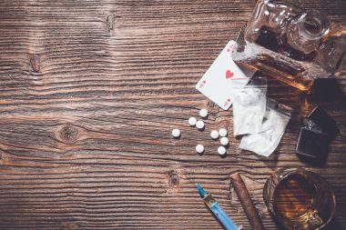Bağımlılık kavramı. Ağır uyuşturucu ve alkol ahşap tablo