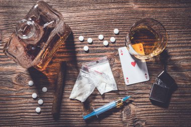 Bağımlılık kavramı. Ağır uyuşturucu ve alkol ahşap tablo