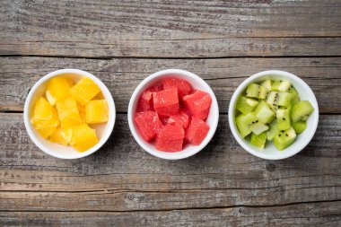 Beyaz kase meyve salatası.