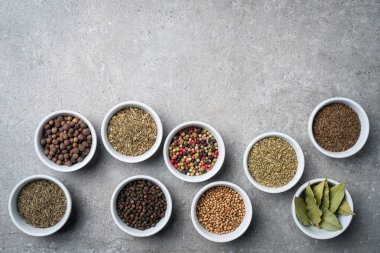 Otlar ve baharatlar beyaz kase havai çekim