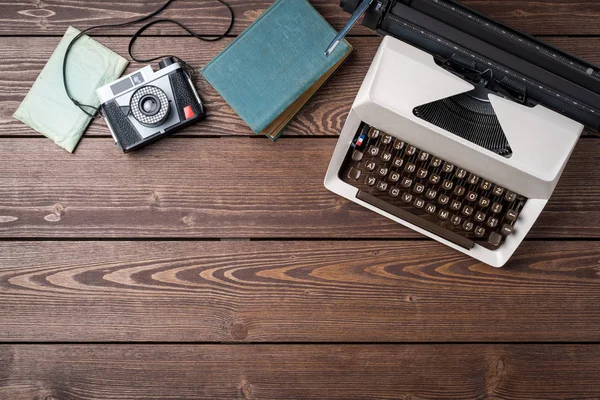 Starý psací stroj na dřevěný stůl. — Stock fotografie