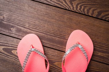 Ahşap masa üzerinde flip flop