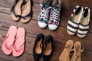 Ahşap arka plan üzerinde kadın ayakkabı koleksiyonu
