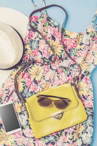 Casual kadın elbise ile hasır şapka, çanta ve aksesuarları.