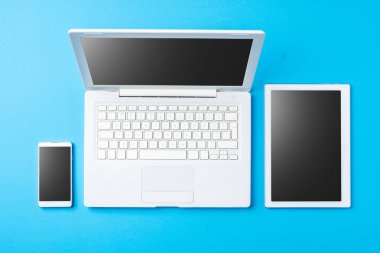 Mavi arka plan üzerinde dijital cihazlar