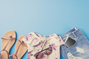 Mavi zemin üzerine yaz işgal kadın.