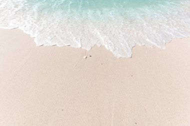 Yumuşak dalgalı ve beyaz kumlu tropik plaj arka planı