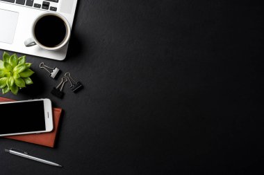 Zarif siyah office masaüstü dizüstü bilgisayar ve aksesuarları. Kopya alanı