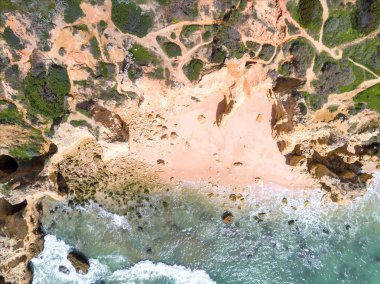 Kumlu plaj ve okyanus güzel açık turkuaz su ile havadan görünümü.