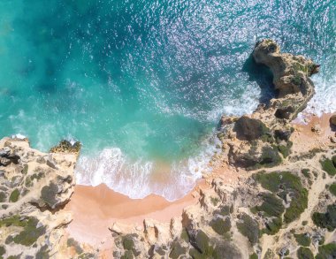 Kumlu plaj ve okyanus güzel açık turkuaz su ile havadan görünümü.