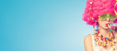 Pembe peruk ve kopya alanı ile yeşil gözlük güzel kadın portresi