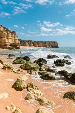 Güzel kumsallara ve turkuaz Okyanusu.