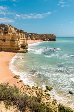 Güzel kumsallara ve turkuaz Okyanusu.