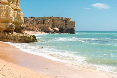 Güzel kumsallara ve turkuaz Okyanusu.