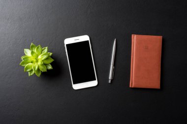 Siyah arka plan üzerine ofis aksesuarları