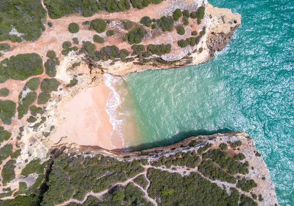 白砂のビーチと美しい透明な青緑色の水と海の空撮 — ストック写真