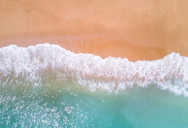 Tropikal kumlu plaj ve okyanus havadan görünümü.