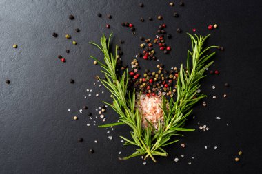 Taze ot ve baharat ile gıda arka plan