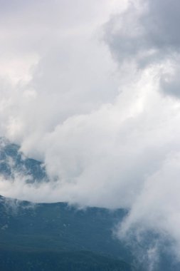 Dağlar bulutlar tarafından çevrili. Yakın çekim