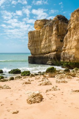 Güzel kumsallara ve turkuaz okyanusta Algarve, Portekiz