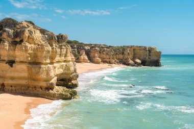 Güzel kumsallara ve turkuaz okyanusta Algarve, Portekiz