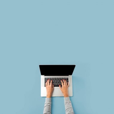 Modern dizüstü bilgisayarda çalışan eller. İş geçmişi