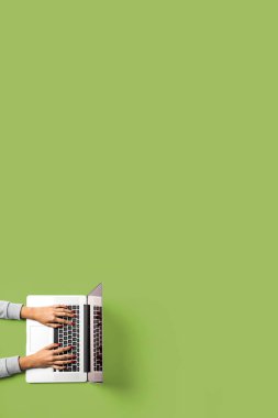 Dizüstü bilgisayarda çalışan kadın. Kopya alanı ile iş geçmişi.