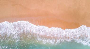 Havadan görünümü tropikal kumlu plaj ve okyanus. Kopya alanı