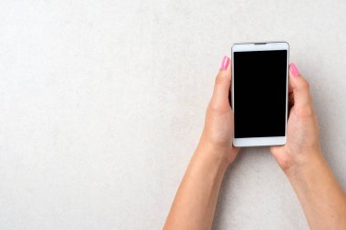 Beyaz akıllı telefon kullanan kadın. Üstten Görünüm