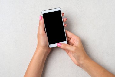 Beyaz akıllı telefon kullanan kadın. Üstten Görünüm