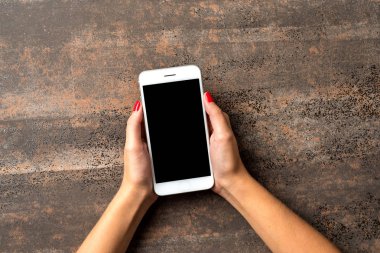 Beyaz akıllı telefon kullanan kadın. Üstten Görünüm