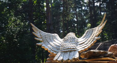 Ormandaki oyma ahşap kartal