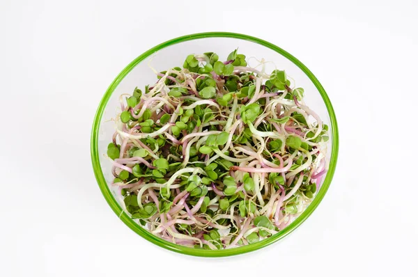 Küçük cam kabın içinde bir avuç turp lahanası