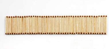 Beyaz arka plan görüntüsü yukarıdan üzerinde fazla eşleşme bir satır