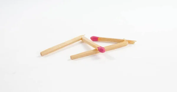 Beyaz arka plan gül maç başına iki kırık kibritle