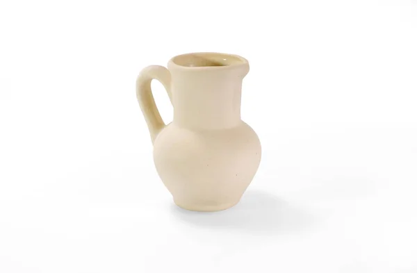 Piccola brocca in ceramica non verniciata su sfondo bianco — Foto Stock