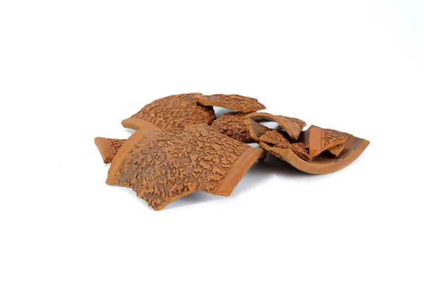 Beyaz arka plan üzerinde kırık kahverengi seramik parçaları yığını